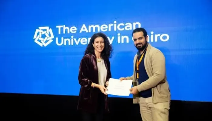 على المسرح في الجامعة الأمريكية بالقاهرة