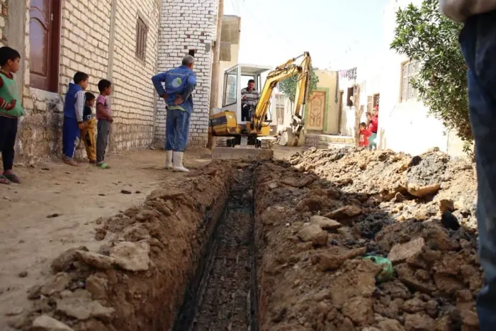 حفر الخندق في شارع القرية