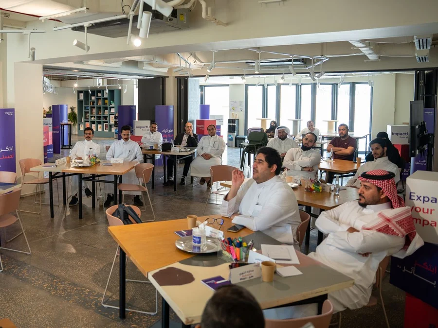 Mohannad Hesham teaching a room of founders