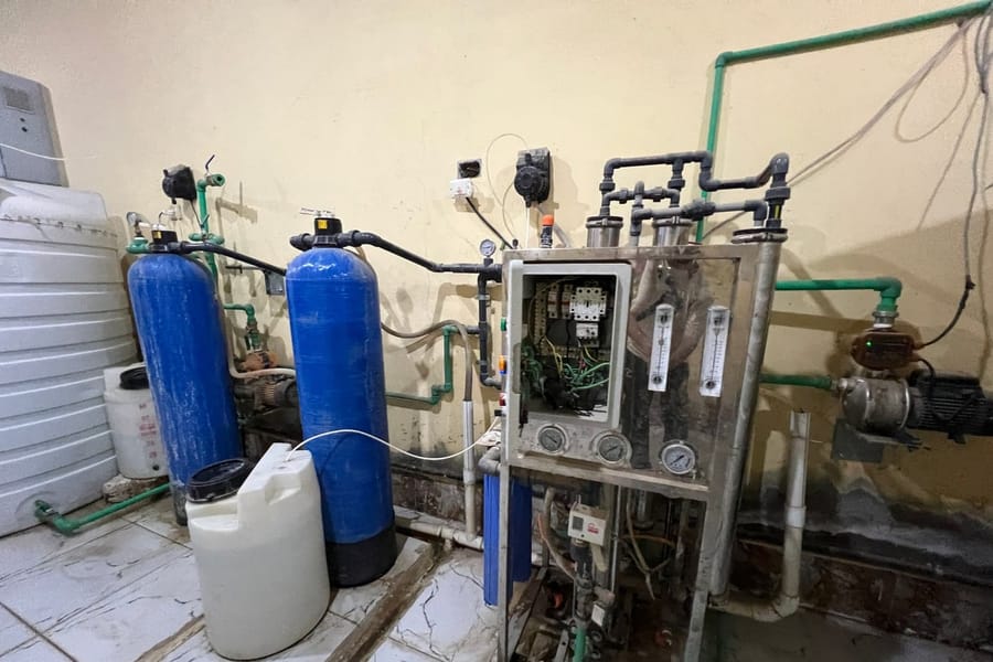 Reverse osmosis skid with flow and pressure gauges